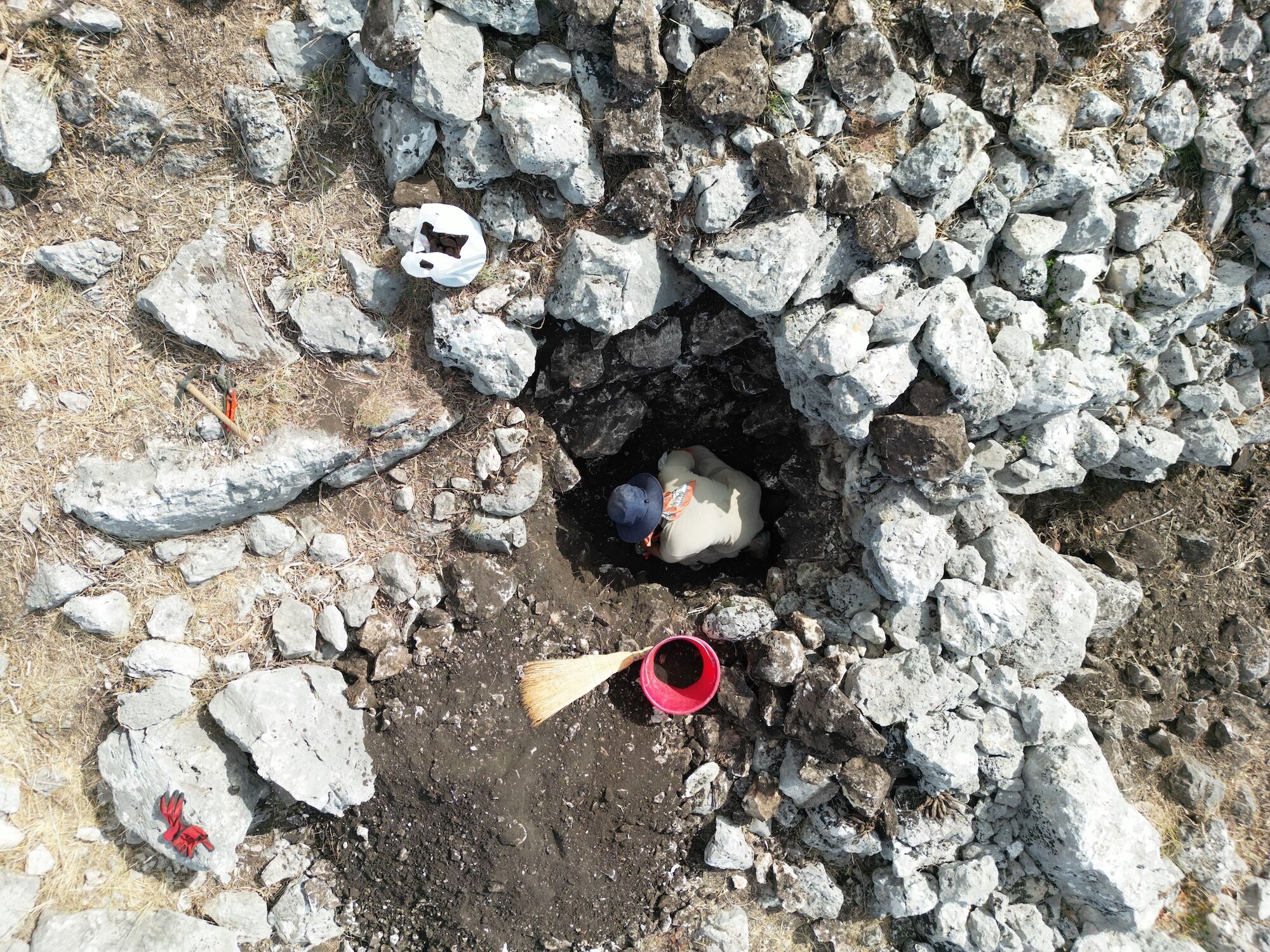 2024. Dettaglio di momento di scavo in sommità